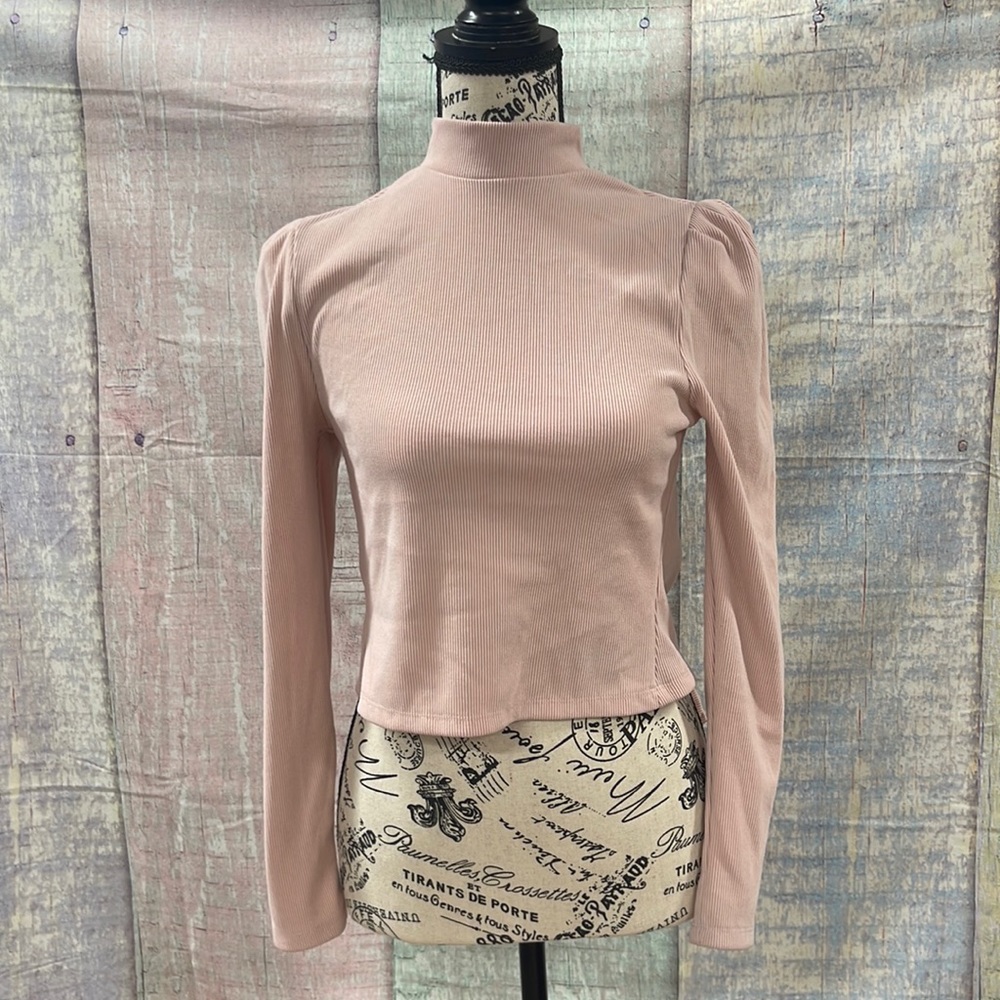 - Good used condition Woman’s Mi Ami top. Size small.